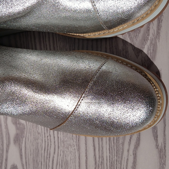 Toms Makenna silver metallic leather Winter Rain Boots size 8.5 - Picture 17 of 17